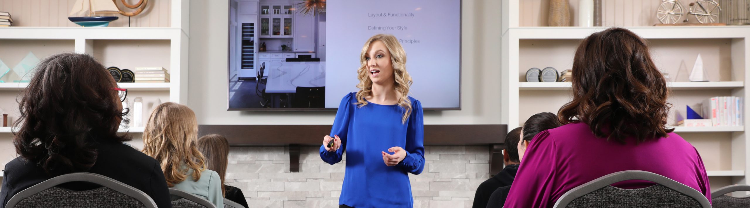 طراح نورماندی جکی ینسن در حال ارائهٔ کارگاه بازسازی